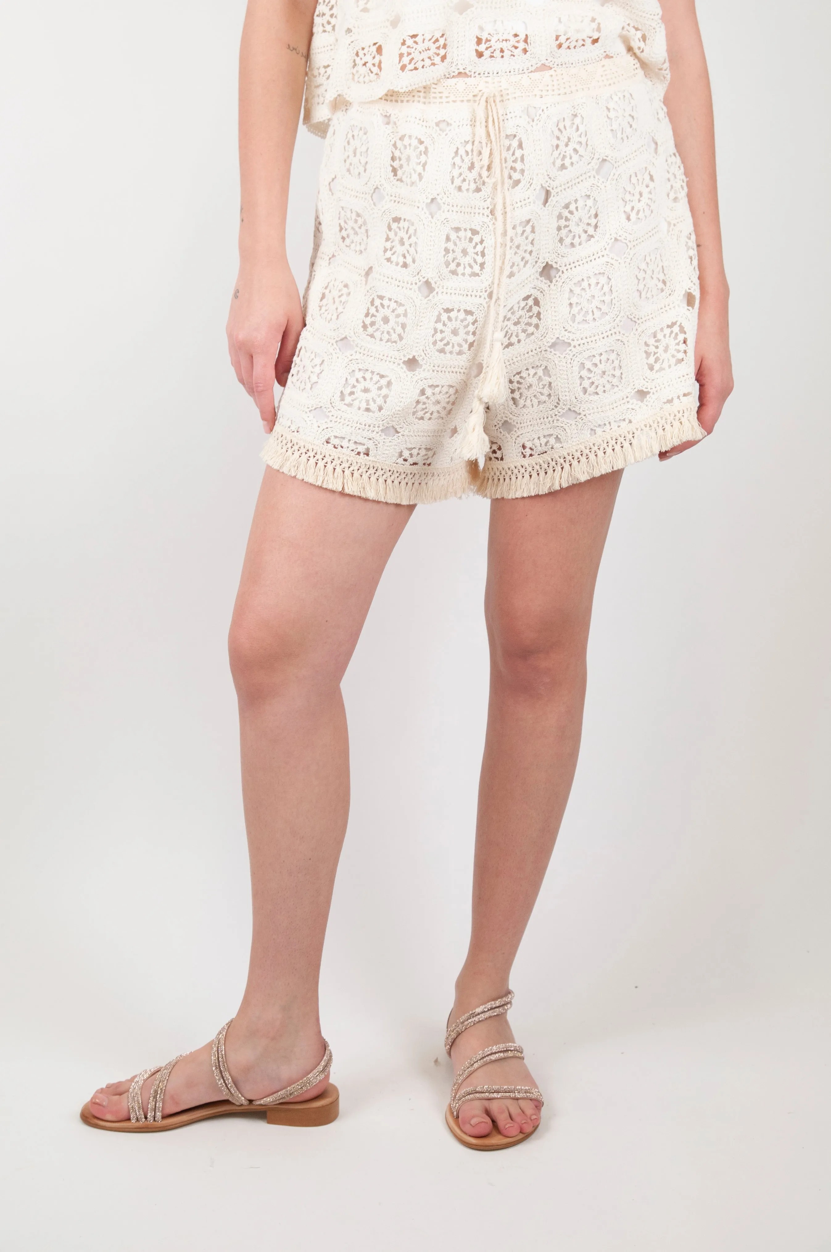 Tensione in - Shorts crochet con coulisse e frange sul fondo